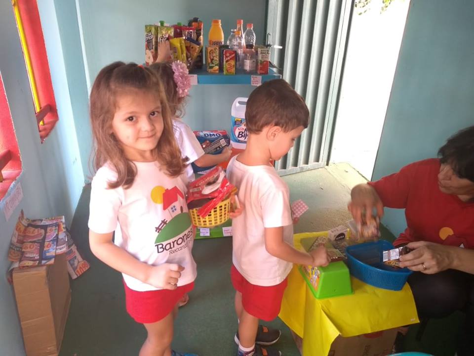Matemática ao vivo e a cores Para trabalhar conceitos matemáticos, alunos do Infantil I montam um supermercado e vivenciam o processo de compra. Observam preços, trabalham com dinheiro e aprendem o que é troco.