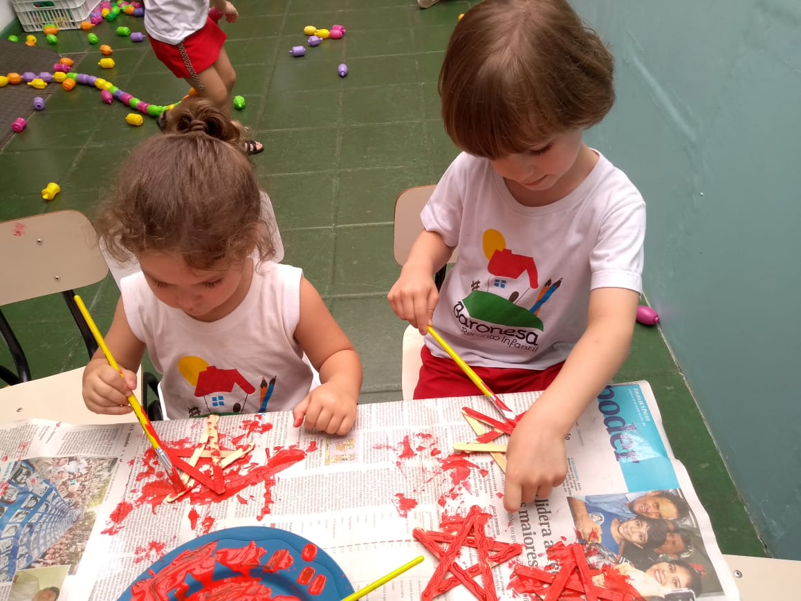 🎄Os alunos do Infantil I confeccionando uma decoração natalina especial.