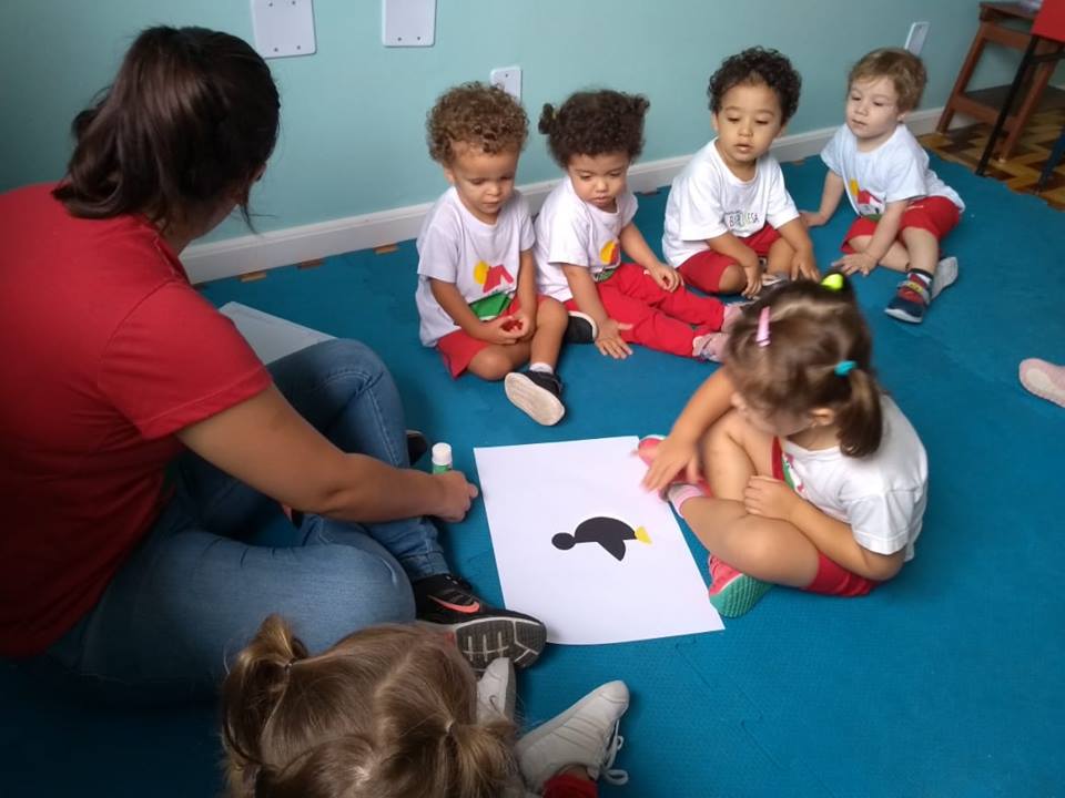 Mascote para 2019 🐧🐧🐧O Maternal II escolheu um mascote para 2019: o pinguim! Por isso, eles são “A Turma do Pinguim”. Tia Mari fez uma atividade para que montassem esse pássaro e reconhecessem suas cores. Foi super divertido