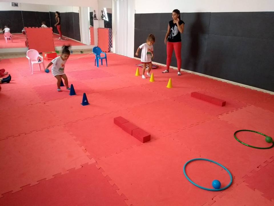 🤸‍♀Nas aulas de educação física, a professora Thais realiza as atividades de acordo com cada faixa etária. Os objetivos em desenvolvê-las abrangem melhoras no desenvolvimento motor, na flexibilidade, no crescimento, no sistema circulatório e até na socialização. As crianças se desenvolvem brincando!!!🤸‍♀incando!!!🤸‍♀    