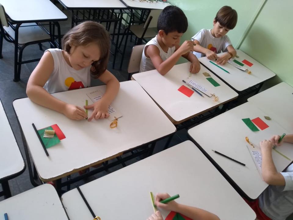 Aula de artes o Infantil III 🖌Na aula de artes o Infantil III confeccionou com garrafa pet alguns enfeites para a horta. Todos estão integrados no nosso Projeto Horta, entendendo a importância de cuidar e zelar deste espaço para que em breve possamos desfrutar do alimento saudável que vamos colher.