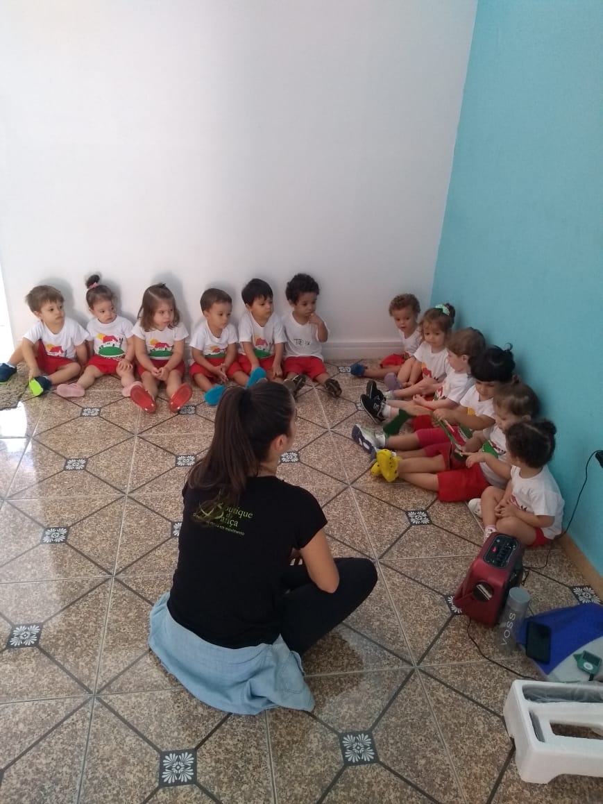 “No dia 17 de Março é comemorado nos países cujo idioma oficial é o inglês o St. Patrick’s Day. Por isso, este mês nas aulas do Projeto Playtime a teacher Rebeca introduziu este tema aos alunos, contando um pouco sobre a história de um dos símbolos que representam este dia, o personagem “leprechaun” (ou duende). […]