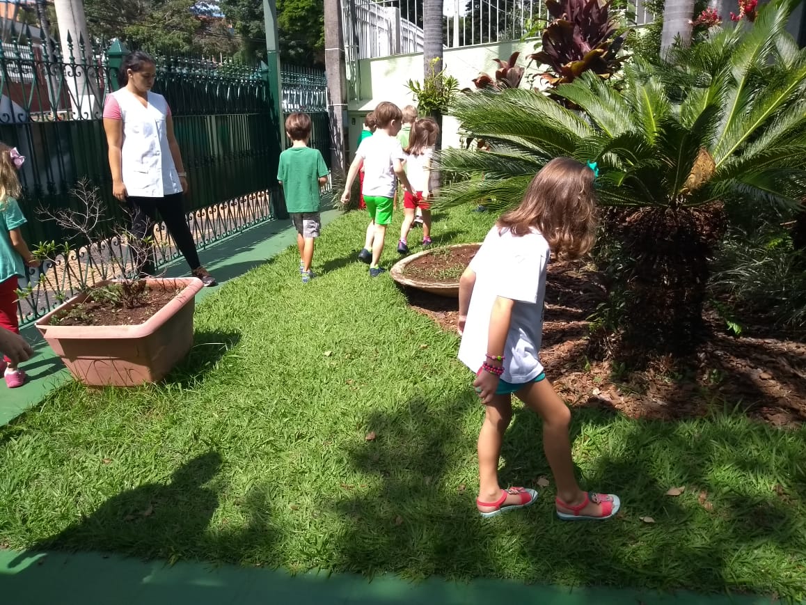 CAÇA AO TESOURO FOI DIA DE CAÇA AO TESOURO NA BARONESA! Dando seguimento ao aprendizado deste mês sobre o St Patrick’s day, a Teacher contou com a ajuda dos alunos para auxiliar na busca das golden coins (moedas de ouro) que o leprechaun (o duende) deixou espalhado pela escola. Todos estavam empenhados nesta busca!!