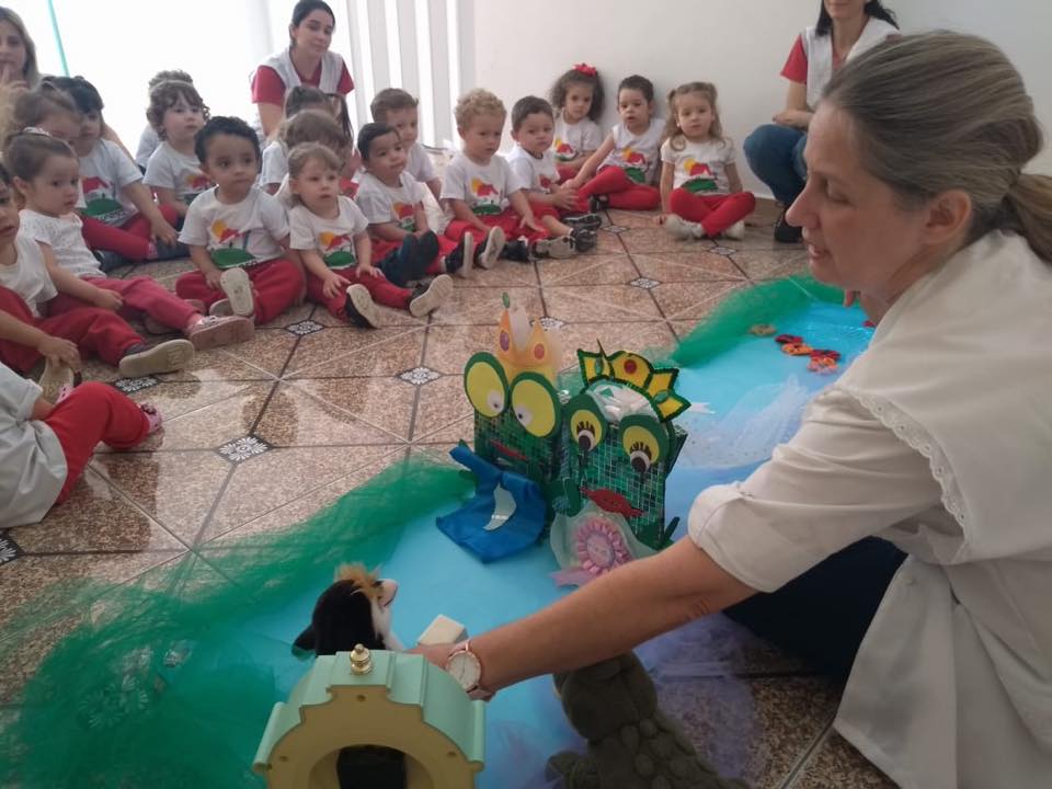 A hora do conto desta semana contou a história “O casamento do rei sapo e a princesa rã”. Dentro da história, as crianças aprenderam sobre o amor, companheirismo e cooperação entre amigos. Todos amaram ❤