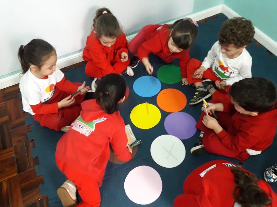 projeto Playtime O aprendizado no projeto Playtime continua a todo vapor! Essa semana, nas aulas de inglês, foi a vez do Infantil I aprender sobre as cores!