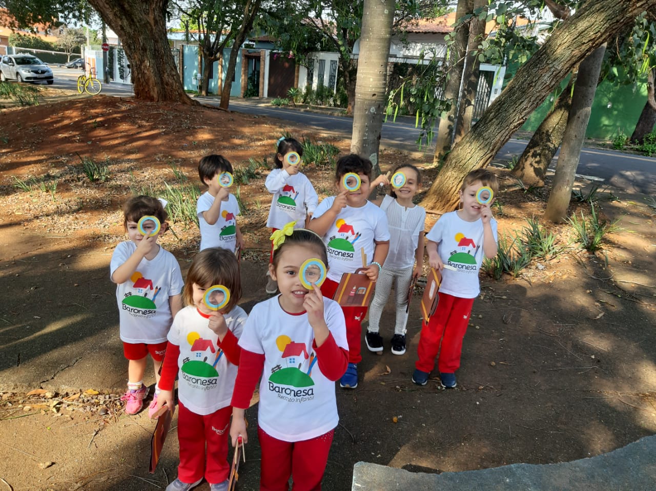 Passeio de investigadores da natureza! 🔍 O Infantil I fez um passeio pela praça para colher elementos da natureza e admirá-la!