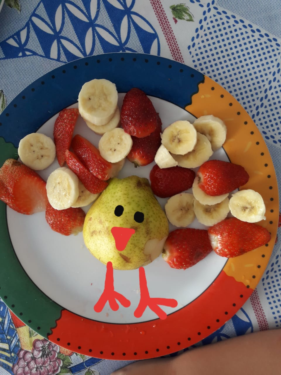 As aulas de inglês desta semana foram sobre fruits e animals. Arte com fruta = aprendizagem significativa 🍌🍓🍊 vejam que divertido!