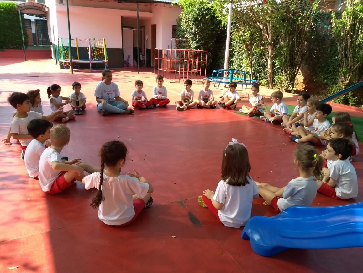 Nas sextas-feiras estamos realizando brincadeiras tradicionais com todos os alunos da escola, dentro do Projeto “A Arte de Brincar”. Ao brincar, há para a criança o estímulo da criatividade, imaginação e socialização! A turma do Infantil II vivenciou a brincadeira de roda “Escravos de Jó”.