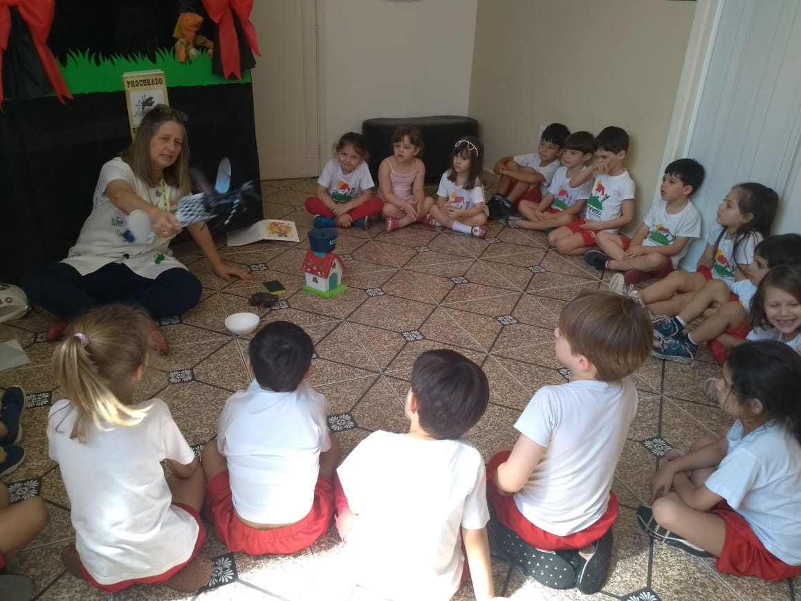 Setembro Verde Para trabalhar o Setembro Verde (inclusão) na hora do conto tivemos a história da Ca-ta-ri-na, das autoras Thais Laham e Rita Taraborelli. Catarina é uma menina quieta, com muitos pensamentos e ideias que falam apenas dentro dela. Ela é um pouco igual e um pouco diferente a todo mundo! ❤