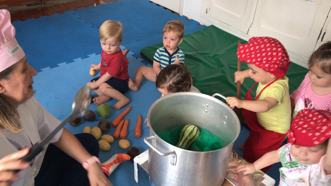 🥕🥒🍅Desde o Berçário introduzimos a alimentação saudável por meio de brincadeiras ou músicas, e o bebês adoram! 🍅🥒🥕