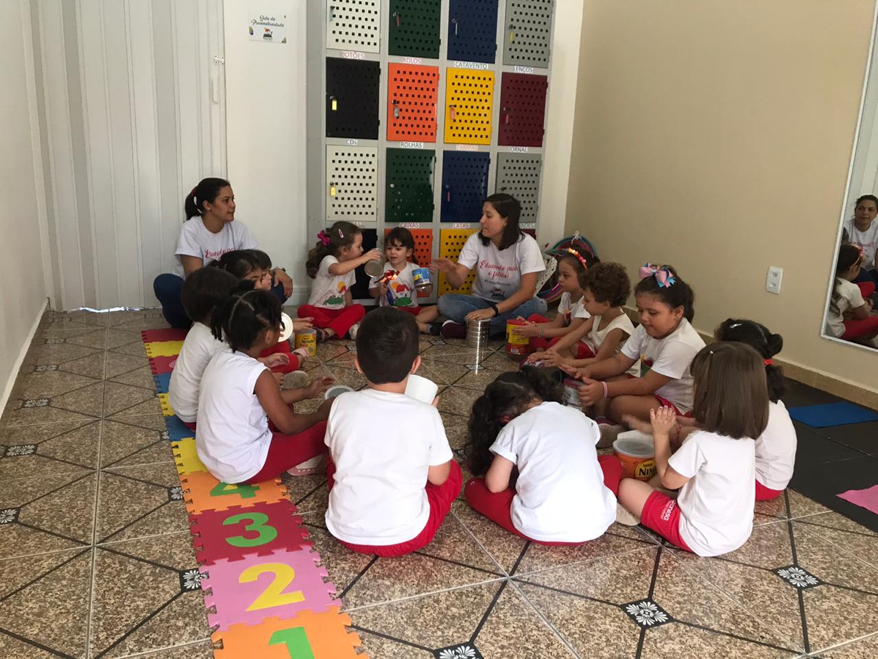 Sala de psicomotricidade 🧩Na sala de psicomotricidade, as crianças do Infantil 1 inauguraram nosso “Armário dos Tesouros”. Elas criaram e construíram diversas brincadeiras com o material estruturado enviado pelas famílias.🧩