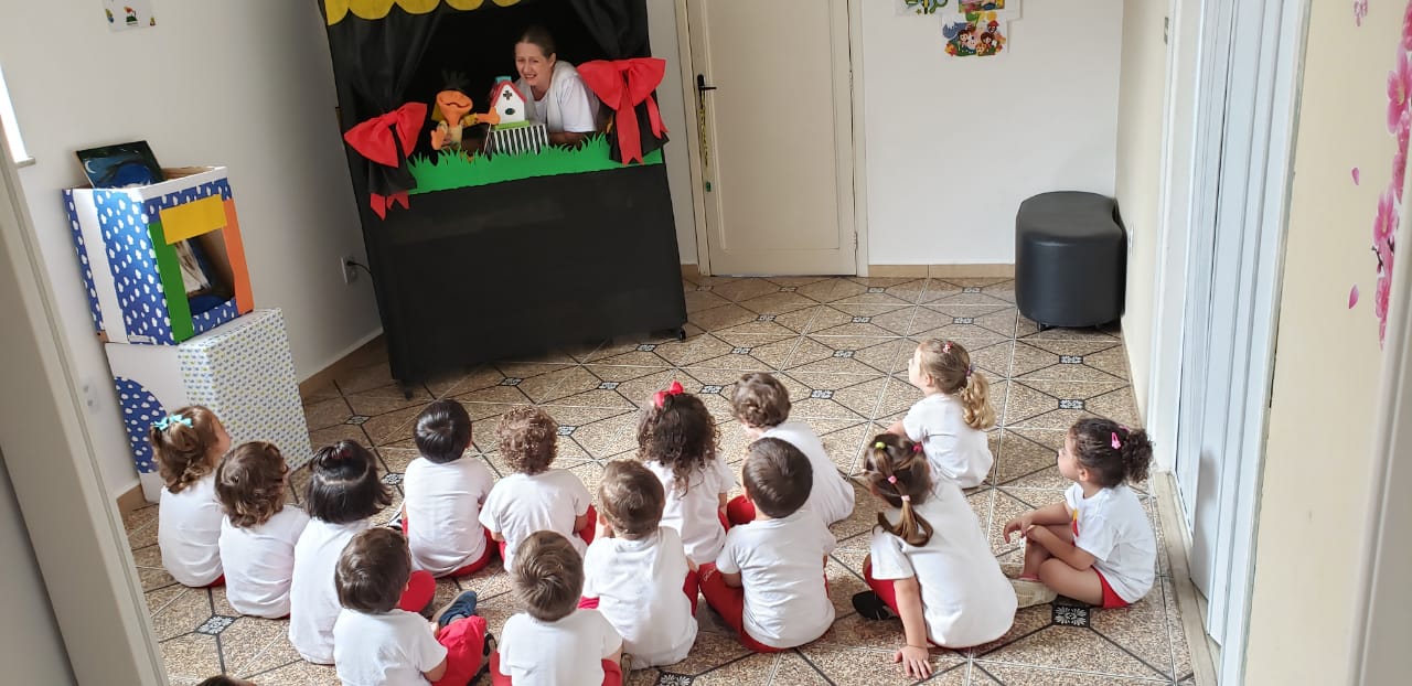 O Maternal 2 participou de um momento mágico na Hora do Conto com fantoches. 😍   .    