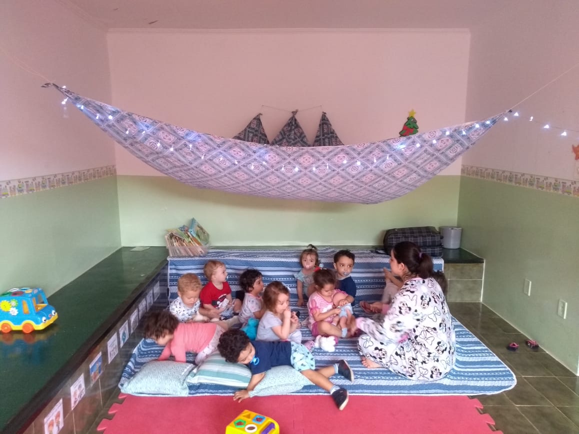 Dia do pijama O “dia do pijama” encerrou nosso projeto “brinquedos e brincadeiras”, um lugar aconchegante, todos com pijama, histórias, músicas e muito mais! Brincamos e nos divertimos muito, até o soninho chegar…
