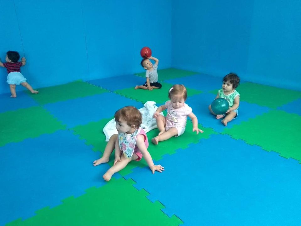 Estimulação no Berçário com brincadeiras e brinquedos para desenvolver a socialização.