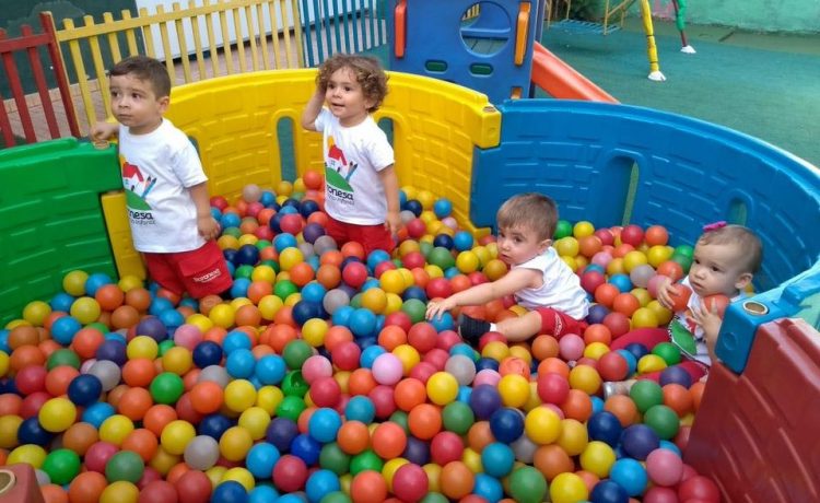 Momento de interação com brincadeiras ao ar livre.