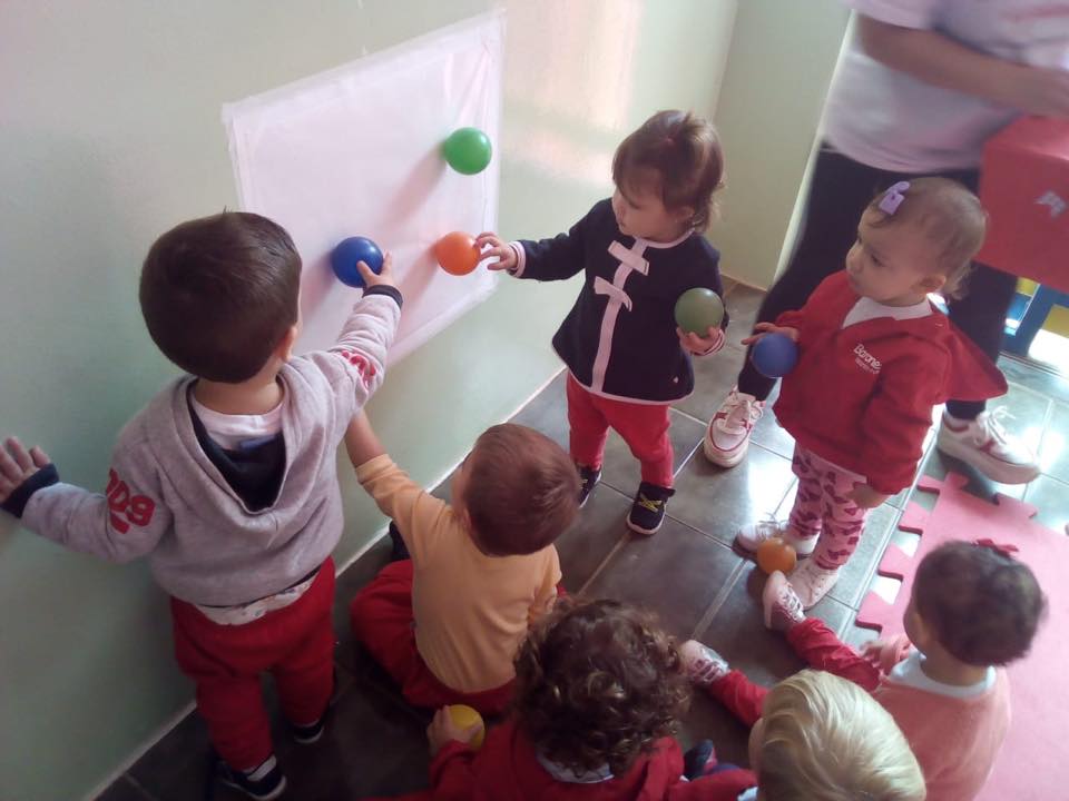 Maternal I Desenvolvendo a percepção visual e a coordenação motora nos divertimos com a brincadeira com bolinhas coloridas