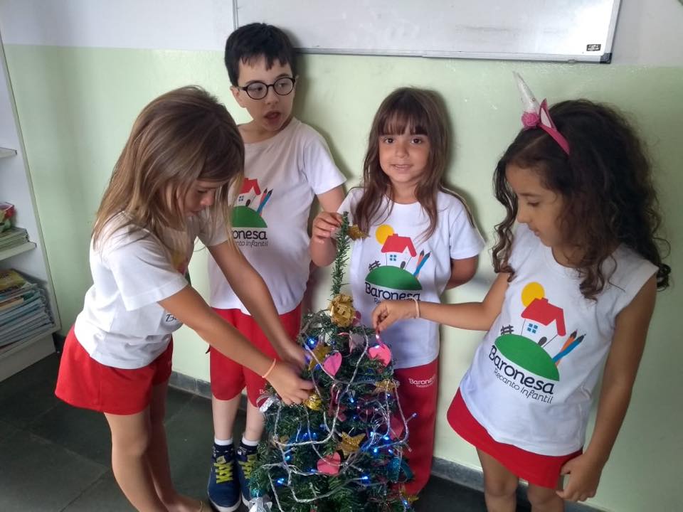 Alunos do Infantil III realizaram um projeto socioemocional que valoriza a amizade, juntos decoraram a árvore com sentimentos e emoções que envolvem o tema.